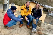 Tobias Kämmerer (Mitte) im Tierpark Herborn mit Britta Löbig bei den Erdmännchen.