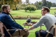 Machen sich Sorgen um ihre Zukunft, v.li.: Magnus Millang als Henrik, Esben Smed als Nikolay