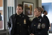 Jamie Reagan (Will Estes, l.); Abigail Baker (Abigail Hawk, r.)