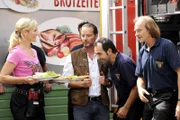 Die Feuerwehr kann den Baum nicht fällen, da Jörg ihn besetzt hat. Moni bringt zum Ausgleich eine zünftige Brotzeit. Von links: Moni (Monika Gruber), Wirt (John Friedmann), Motorsägen Ercan (Adnan Maral), Waste (Eisi Gulp).