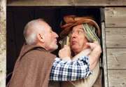ARD STURM DER LIEBE FOLGE 1303, am Mittwoch um 15:10 Uhr im ERSTEN. Alfons (Sepp Schauer, l.) wollte schon immer mal den Romeo spielen - André (Joachim Lätsch, r.) muss die Julia sein.