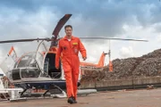 Dr. Haase (Fabian  Harloff) kommt mit der Luftrettung.