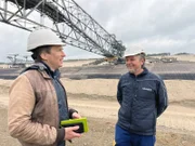 Bergmann Alexander Schmidt und Korrespondent Patrick A. Hafner vor der größten beweglichen Arbeitsmaschine der Welt, der Förderbrücke F60. Sie soll demnächst gesprengt werden, da das Ende der Kohleförderung naht.