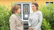 Katrin Börensen (Claudia Schmutzler, l.) befragt Carla Grünwald (Sanne Schnapp, r.), die noch immer unter Schock steht. Sie kann sich lediglich daran erinnern, dass die Kinder spurlos verschwunden waren, als sie am Morgen vom Einkauf zurückkehrte.