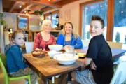 Viviane Ravanel (2.v.l.) zeigt, wie man Bugnes, eine Art Krapfen, zubereitet.