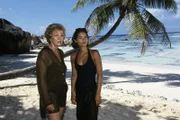 Monika Brinkmann (Gila von Weitershausen, l.) und ihre Tochter Sonja (Katja Woywood, r.) wurden von Sonjas Vater auf die Seychellen eingeladen. Sie sind allerdings nicht die einzigen Gäste des Millionärs.