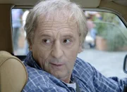 Sebastian (Günther Maria Halmer) ist von seinem schönen Fahrgast sehr angetan.