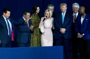 Eine Infragestellung der Trennung von Staat und Kirche: Donald Trump (4.v.r.) und seine spirituelle Beraterin Paula White (4.v.l.) bei einer Versammlung der „Evangelicals for Trump“.