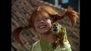 Pippi Langstrumpf (Inger Nilsson) und ihr Äffchen "Herr Nilsson" sind auf dem Weg in die Villa Kunterbunt.