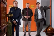 Polizeihauptmeister Mohr (Max Müller, l.) führt die Kommissare Stadler (Dieter Fischer, M.) und Hansen (Igor Jeftic, r.) zu dem vom Mordopfer angemieteten Lagerraum. Ob die dort aufbewahrten Antiquitäten aus der Wohnung des Opfers stammen?