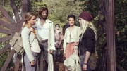Charlie (Sinje Irslinger, re.) wird von ihrer Mutter (Alexandra Schalaudeck, li.) an das Tor gebracht.