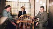 Eames (Kathryn Erbe) und Goren (Vincent D'Onofrio, r.) befragen Damon Tyler (David Lenthall). Er hat die Asche seiner verstorbenen Frau auch Monate nach der Einäscherung noch nicht bekommen.