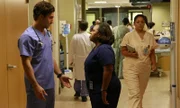 Bailey (Chandra Wilson, r.) und ihre Kollegen müssen sich mit einer Gruppe Feuerwehrmänner befassen, die bei einem Einsatz verletzt wurden, während Maggie Probleme damit hat, eine professionelle Beziehung zu Andrew (Giacomo Gianniotti, l.) aufzubauen ...