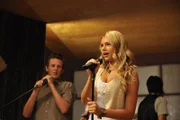 Bella (Indiana Evans, re.) singt den von Nate (Jamie Timony, li.) geschriebenen Song. Allerdings in einer überarbeiteten Version.
