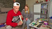 Chris und seine Freundin Denise sind gespannt, was der Schwangerschaftstest ergibt..