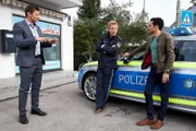 Polizeihauptmeister Mohr (Max Müller, M.) informiert die Kommissare Hansen (Igor Jeftic, l.) und Kaya (Baran Hêvî, r.) über erste Erkenntnisse im Zusammenhang mit dem Mord an dem Handyladenbesitzer Erhard Lechner.