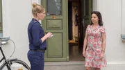 Frau Schmidt (Natascha Bonnermann, r.) wohnt neben dem Reparatur-Café. Anneke van der Meer (Isabel Berghout, l.) befragt sie.