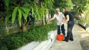Singapur: Korrespondentin Isabella Purkart mit der Pensionistin Doris Yuen, die sich um den Dachgarten im Wohnhaus für Senioren kümmert.