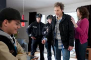 Claudia (Janette Rauch, M.) und Tarik (Serhat Cokgezen, 2.v.l.) werden Zeugen einer familiären Auseinandersetzung zwischen Markus Herold (Rufus Beck, 2.v.r.), seiner Frau Svea (Sabine Vitua, r.) und seinem Sohn Luiz (Jimi Blue Ochsenknecht, l.).
