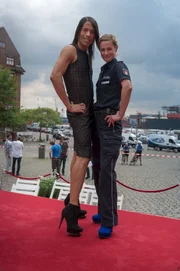 High-Heels-Training von Julio (Jorge González) für Franzi (Rhea Harder).