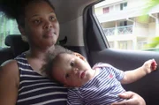 Chima ist 18 Jahre alt und zieht ihre beiden Töchter allein auf. Sie gehört zu den zahllosen guyanischen Frauen, die in sehr jungen Jahren Mutter werden. Im Departement Guyana bringen jedes Jahr etwa 50 Mädchen unter 15 Jahren ein Kind zur Welt.