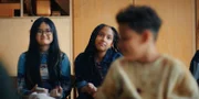 Châu (Ngoc Nhi Ha Tran, links) hat sich mit Milli (Marie Ngando Schröter, Mitte) wieder vertragen. Und am Nachmittag will sich Tom (Noah Bailey, rechts) mit Châu aussprechen.
