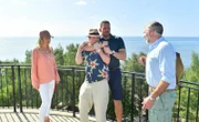Staff-Kapitän Martin Grimm (Daniel Morgenroth, r.) muss eingreifen - Leo Schöne (Moritz Otto, 2. v. r.) sieht in Ben Friedmann (Daniel Aichinger, 2.v. l.) eine Gefahr für Stella Berger (Julia Dietze, l.).