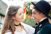 Peter Munk (Rafael Gareisen) hat sich in Lisbeth (Laura Louisa Garde) verliebt.