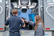 "Station 19", "Dunkle Schatten." Eine blutverschmierte Frau taucht in der Station auf. Sie glaubt, einen Passanten, der sie angegriffen hat, umgebracht zu haben. Wenig später findet das Team in einem Park den Mann mit mehreren Stichwunden. Während Jackson und Ben den Verletzten im PRT-Fahrzeug operieren, wird der Wagen von einer jungen Frau entführt. Vic and Travis stoßen indessen auf Ungereimtheiten bei einer Routine-Inspektion. Andy stöbert in alten Fotos und entdeckt einige Lücken in ihrer Familiengeschichte. Im Bild (v.li.): Lachlan Buchanan (Emmett Dixon), Jason George (Dr. Ben Warren), Jesse Williams (Dr. Jackson Avery), Rebekah Kennedy (Melly Wyatt).
