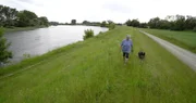 Der Hof der Bäuerin Edeltraud - "Traudl" - liegt gleich hinter einem Damm an der Donau bei Deggendorf.