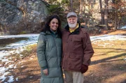 Smut Smith besucht gemeinsam mit unserem Host Ciani-Sophia Hoeder den Ort, an dem damals das Robbers Cave Experiment stattgefunden hat.