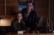 Nele Schneider (Nadine Kösters) und ihre neue Vertrauensperson, Peppi (Henning Hermia Gerdes), werden von Professor Rose an dessen Praxiscomputer überrascht.