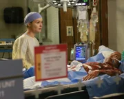 Während sich Jo (Camilla Luddington, l.) um einen verletzten Feuerwehrmann kümmert, machen Alex und Meredith geheime Sache, worüber Jo nicht begeistert ist ...