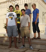 Die Jungs-WG: Johannes, Danny, Charlie, Jonas und Alex vor ihrer Villa auf Mallorca (v.li.n.re.) vor der Villa.