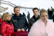 "Soko Kitzbühel", "Ganz in Weiß." Arnulf Christensen, ein schwerreicher Industrieller in den besten Jahren, steht kurz vor der Eheschließung mit seiner jungen Assistentin Nadine. Die Hochzeit im Schnee, mit Pomp und internationalen Gästen, droht allerdings zu platzen, als Sven Liemann, Mitarbeiter der beauftragten Event-Firma, mit Starkstrom getötet wird. Der notorische Trinker Erwin Stix hatte die Leitungen verlegt. Das Mordopfer hatte mit der Frau seines Chefs Michael Zeilinger eine Affäre gehabt und der betrogene Ehemann zieht durch merkwürdige nächtliche Fahrten vom Hotel zum Tatort den Verdacht auf sich. Da verraten die Brautjungfern einige Details aus dem Vorleben der Beteiligten und führen die SOKO auf ganz neue Spuren.Im Bild (v.li.): Kristina Sprenger (Karin Kofler), Ferry Öllinger (Kroisleitner), Jakob Seeböck (Lukas Roither), Janin Reinhardt (Mara Pantelic).