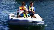 Charlie, Danny und Alex (im Uhrzeigersinn) sind im Dinghy unterwegs.