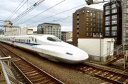 Einfahrt eines N700 Shinkansen in den Bahnhof von Kyoto.