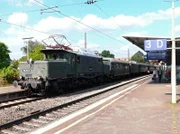 Historische E-Lok "Deutsches Krokodil", Baujahr 1938 mit historischen Personen und Bahnpostwagen im Bahnhof Weinheim an der Bergstraße (Die Lok ist im Krieg unter Beschuss geraten, die Löcher an der Vorderfront wurden zugemacht - man sieht sie aber heute noch - sieht aus wie getüpfelt).