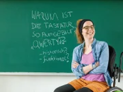 Karola Köpferl forscht an der TU Chemnitz und lebt Inklusion an der Uni ganz praktisch.