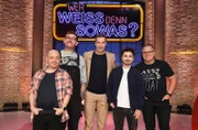 Moderator Kai Pflaume (M.) und seine Rateteam-Kapitäne Bernhard Hoëcker (l.) und Elton (r.) begrüßen in dieser Sendung den Musiker und Sänger der Band ‚Jupiter Jones’, Nicholas Müller (2.v.l.) und den Singer-Songwriter Philipp Dittberner (2.v.r.).