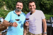Sedat Bahar (l) ist Jäger, Naturliebhaber und leidenschaftlicher Hobbykoch. Er will Sternekoch Ali Güngörmüs mit einem deftigen Rehgulasch überraschen.