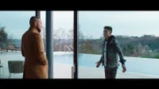 Soni (Petar Strugar) erwartet von Denis (Denis Murić, r), dass er sich von nun an anständig benimmt.
