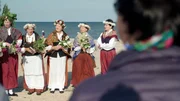 Am Kap Kolka, wo Ostsee und Rigaer Bucht wild aufeinandertreffen, kämpft sich Dzeneta Marinska durch Sturmwarnungen, Gästeansturm und Roggenküchlein. Die Campingplatzbetreiberin, Köchin und stolze Livin bereitet sich auf die kürzeste Nacht des Jahres vor – auf ein Fest, das Natur, Tradition und Freiheit vereint. Die Mittsommerwende: Für viele Letten ein magischer Moment, für Dzeneta noch mehr. Denn zu Sowjetzeiten war das Kap Sperrgebiet und Mittsommerfeiern hier verboten. Heute wird wieder gesungen, getanzt, gekocht. Dzeneta zeigt ihren Gästen, was es heißt, als Livin mit der Natur zu leben.