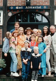 Die Alstertal-Crew von links: Lisa (Katharina Wäschenbach), Hexe (Marleen Lohse), Uwe (Lennardt Krüger), Susi (Kerstin Dräger), Oma (Ursula Hinrichs), Tobias (Tim Küchler), Bienen-Bobby (Edgar Bessen), Timo (Marco Soumikh), Kiki (Thuy-Anh Cao), Carla (Simone Ritscher), Jan (Reinhard Krökel); vorn: Niklas (Niklas Pries) und Merle (Elisa Pries).