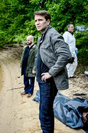 Hauptmann Furrer (Pierre Kiwitt, mi.) und Urs Aeggi (Yves Wüthrich, li.) finden eine Leiche am See.