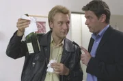 Polizist Michi Mohr (Max Müller, l.) hat Spuren am Tatort sichergestellt, die Rosenheim-Cop Christian Lind (Tom Mikulla, r.) beweisen, dass die Ermordete vor ihrem Tod noch ein angenehmeres Treffen gehabt haben muss.