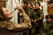 Trinken mit Soldaten: Amaryllis April Maltha August als Laura (l.)