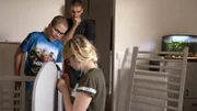 Der Aufbau des Kinderbettes entpuppt sich für Jasmin, ihren kleinen Bruder und Maik als enorme Herausforderung...
