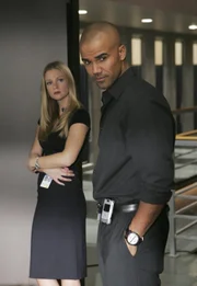Versuchen einen Fall zu klären, der bereits vor 20 Jahren als ungeklärt zur den Akten gelegt wurde und Rossi sogar im Schlaf verfolgt: Derek (Shemar Moore, r.) und und 'JJ' (AJ Cook, l.) ...