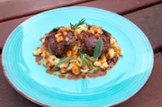Alis Rehfrikadellen auf Quarkknöpfle mit Quitten-Chutney.